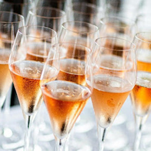 Importanța alegerii paharului pentru o experiență unică în degustarea băuturilor