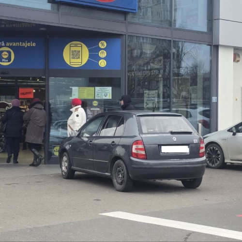 Șofer grăbit blochează accesul la hipermarketul LIDL din zona ICIL