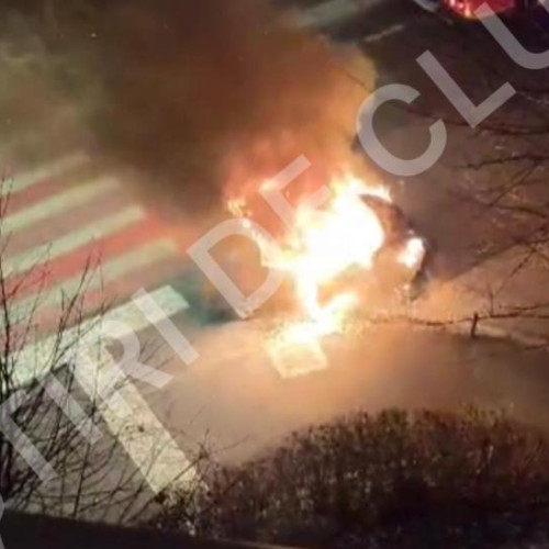 Incendiu spectaculos la o mașină pe strada Donath din Cluj-Napoca