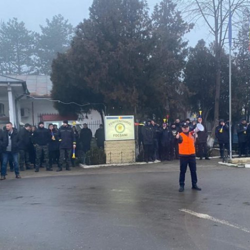 Protest al membrilor Sindicatului Național al Polițiștilor de Penitenciare la Focșani