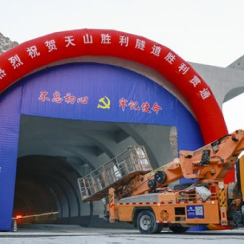 China finalizează cel mai lung tunel de autostradă din lume