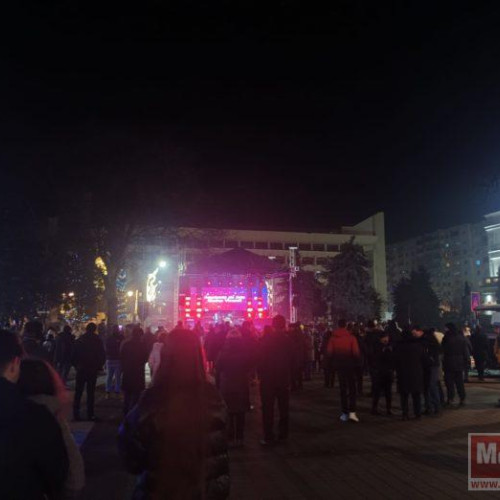 Botoșănenii sărbătoresc venirea noului an în Piața Revoluției