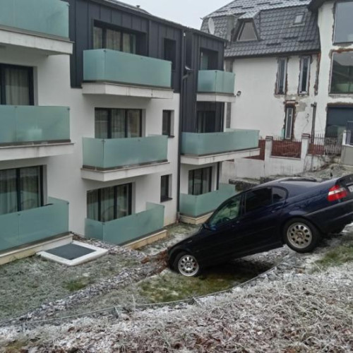 Incident neașteptat în Cluj-Napoca: Un BMW a ajuns suspendat în curtea unui bloc