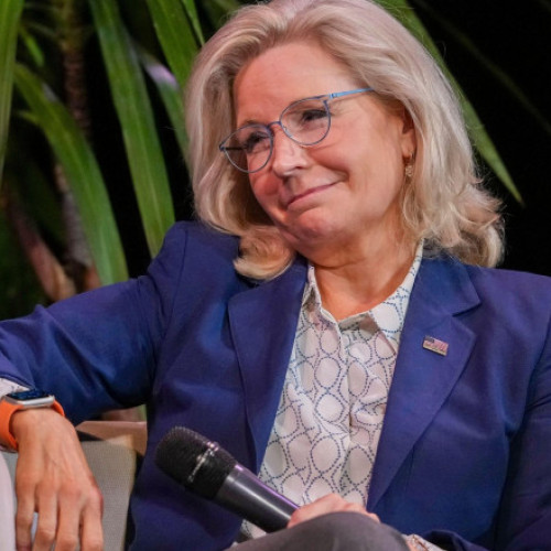 Joe Biden o decorează pe Liz Cheney, critic al lui Donald Trump