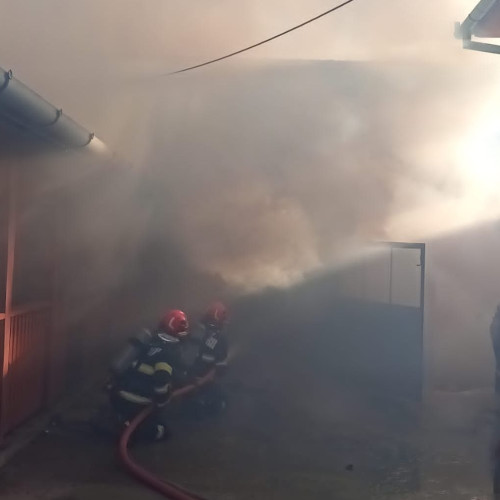 Incendiu în Oarda de Jos, două persoane rănite