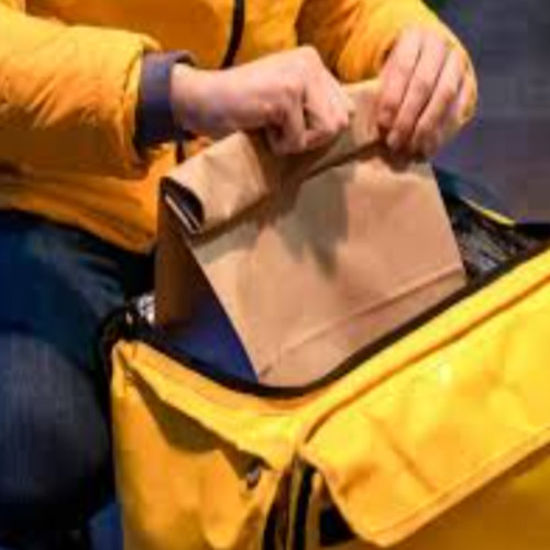 Curier Glovo acuzat de furtul jumătate dintr-o comandă la McDonald's