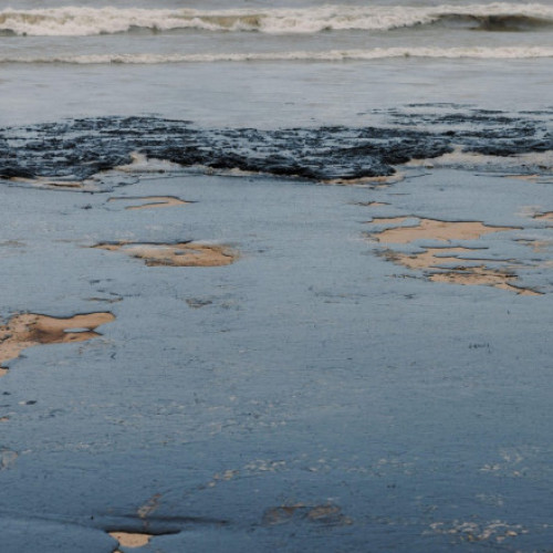 Mareea neagră afectează sud-vestul Rusiei și Crimeea, după scufundarea a două petroliere