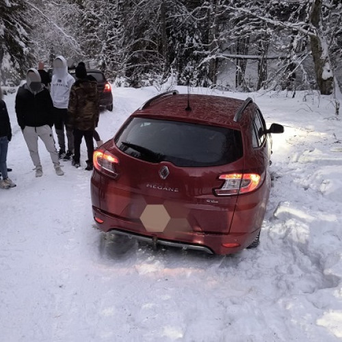 Intervenție rapidă a jandarmilor pentru deblocarea unei mașini înzăpezite în Predeal