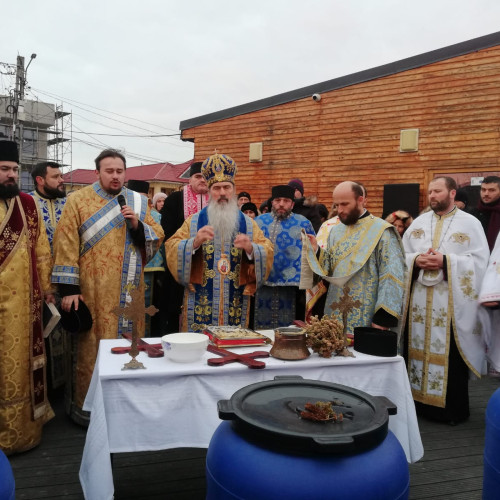 Eveniment cultural la Ovidiu: aruncarea Sfintei Cruci în apă