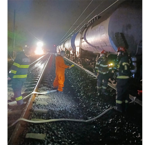 Incident pe DN 13: Scurgere de carburant și evacuări în zona de risc