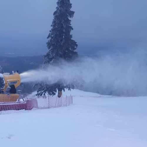 Zapada artificiala pe partiile de schi din zona Drumul Rosu