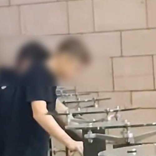 Doi adolescenți din Cluj, acuzați că scuipă oameni de la etaj într-un mall