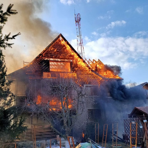 Incendiu în județul Argeș: Casă și anexă distruse de flăcări