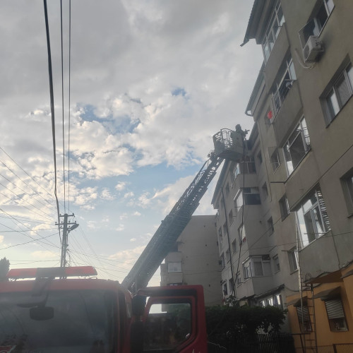 Femeie salvată de pompieri în urma unui incendiu într-un apartament din Trusesti