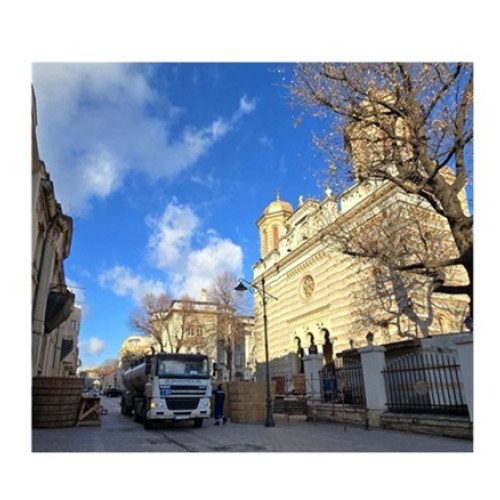 Umplerea butoaielor cu apă înainte de Slujba de Sfințire Mare a Apei