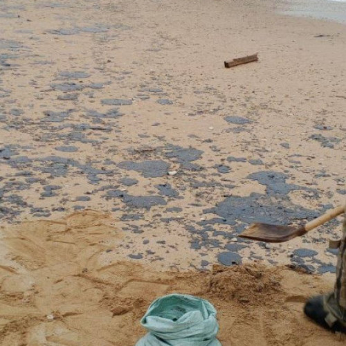 Pete de pacură pe plajele din Crimeea după scufundarea a două tancuri petroliere