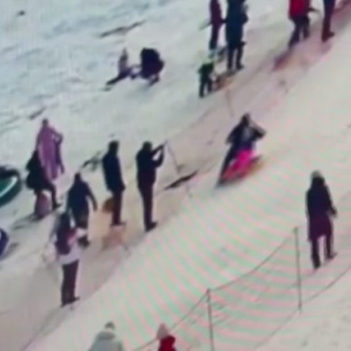 Turist căutat de poliție după ce a lovit o fetiță de 8 ani cu sania