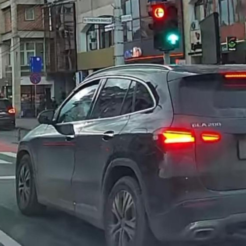 Șoferița surprinsă aruncând chistocul pe geam în Piața Cipariu