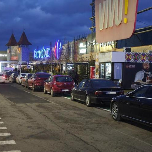 parcarea neregulamentară pe pista de biciclete din fața mall-ului Vivo Cluj provoacă indignare