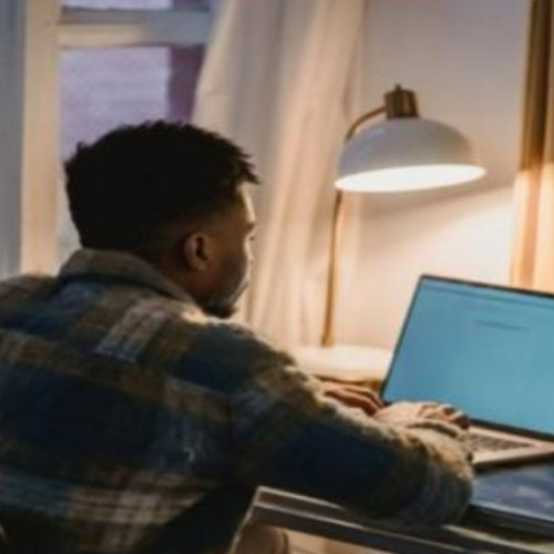 Tânăr în dificultate caută ajutor pe un forum local după pierderea locului de muncă