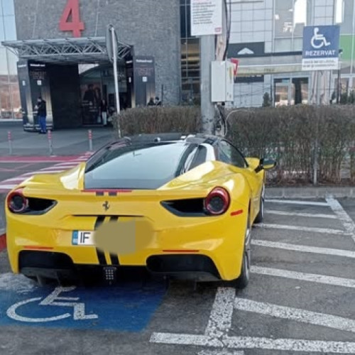 Sofer cu un comportament nesimțit, parcat pe locurile pentru persoane cu dizabilități la Vivo Cluj