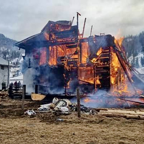 Incendiu la o casă nelocuită în Câmpulung