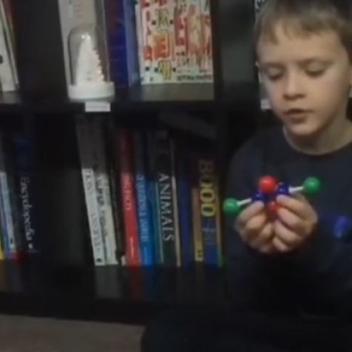 Un tânăr român de 13 ani, membru Mensa, comparat cu geniile lumii