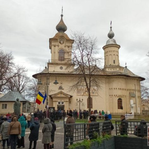 Mii de credincioși au participat la slujbele organizate de Bobotează