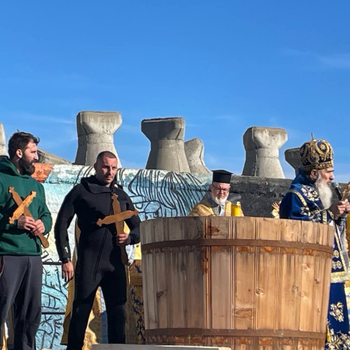 Tinerii din Constanța și Alba Iulia recuperează crucile de Bobotează