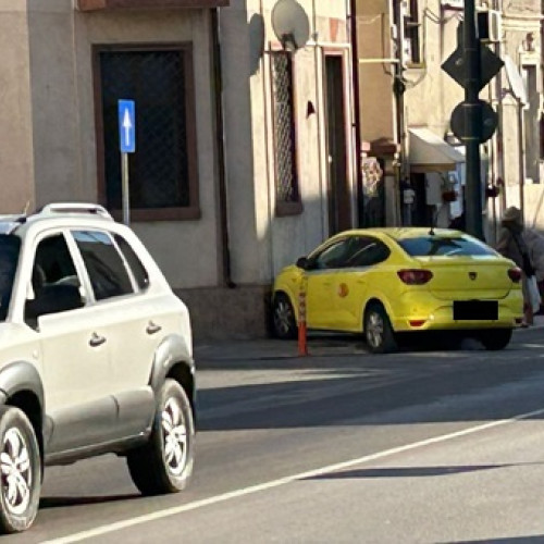 Accident rutier în care au fost implicate trei mașini, inclusiv un taxi