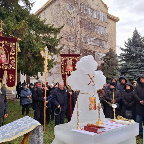 O cruce de gheață a fost instalată la Biserica Sfântul Ilie din Botoșani de Bobotează