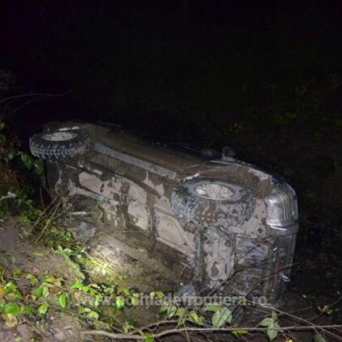 Șofer cu mașina în șanț, în timp ce fugea de poliție
