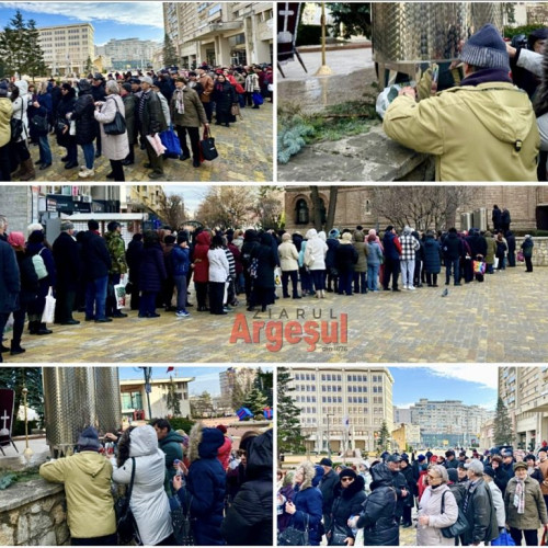 Buluc de oameni pentru apa sfințită la Biserica Sf. Gheorghe din Pitești