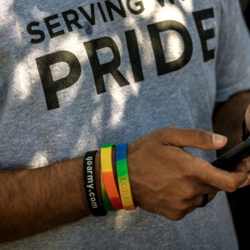 Acord istoric între Departamentul Apărării și veteranii LGBTQ+