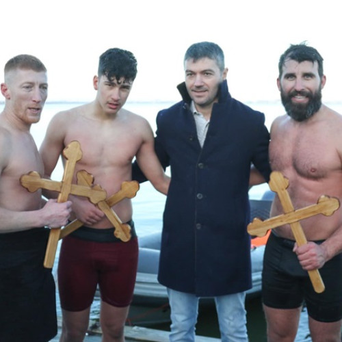 Tineri înoată pentru tradiție la Lacul Siutghiol