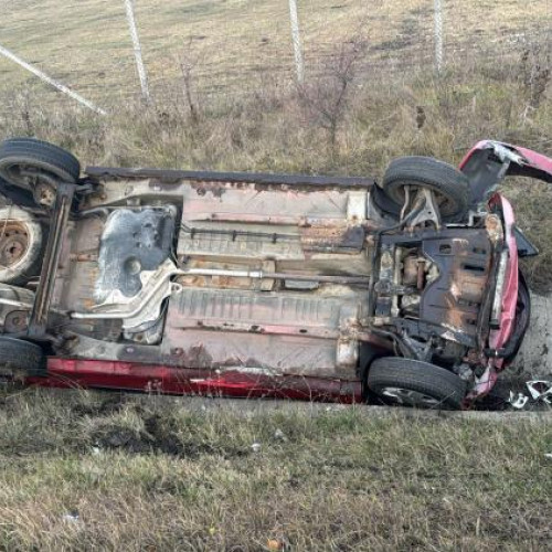 Accident rutier în Cluj-Napoca: o mașină s-a răsturnat într-un șanț