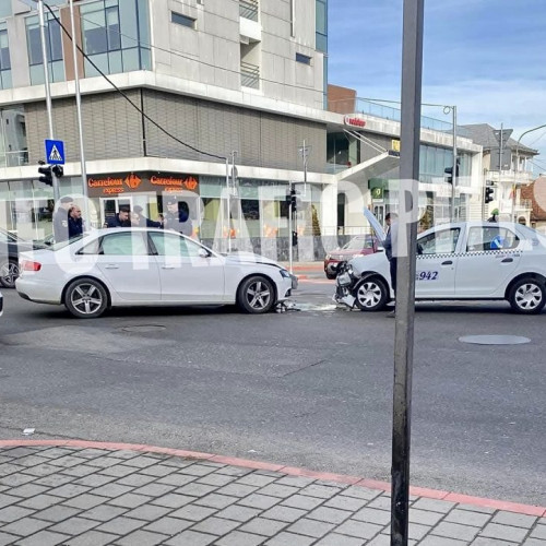 Accident rutier grav în centrul Piteștiului, cu un taxi implicat