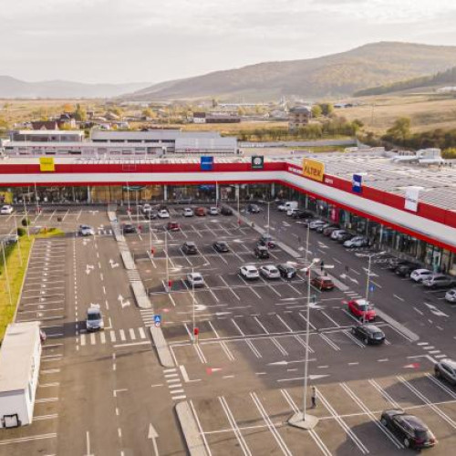 Incendiu la un complex comercial din Dej