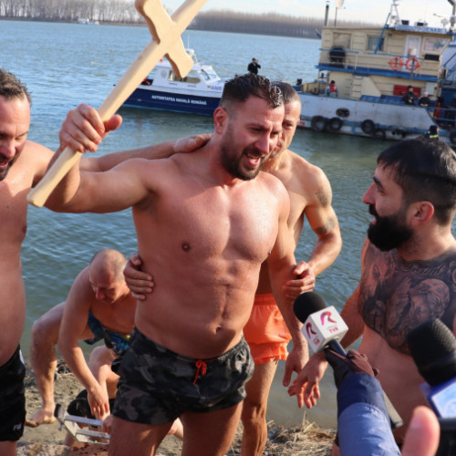 Ceremonia sfintirii apelor de Bobotează a adunat mii de credincioși pe Faleza Dunării