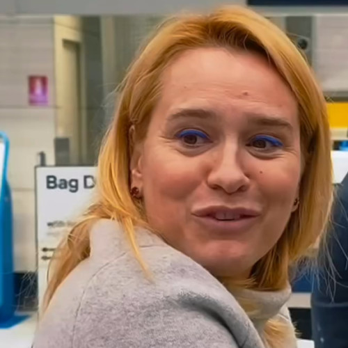 Andreea Esca surprinsă recitând imnul Rapidului pe aeroport