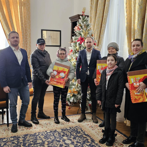 Primarul Cosmin Andrei a premiat copiii câștigători în cadrul proiectului "Autobuzul lui Moș Crăciun"