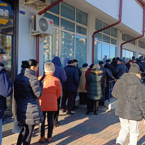 Aglomerație la ghiseele taxelor în Botoșani