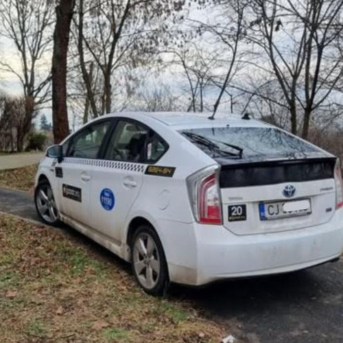 Un taximetrist din Cluj-Napoca își parchează mașina pe aleea unui bloc, stânjenind pietonii