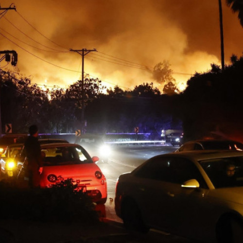 Vanturile Santa Ana, un risc major pentru incendiile de vegetație din sudul Californiei