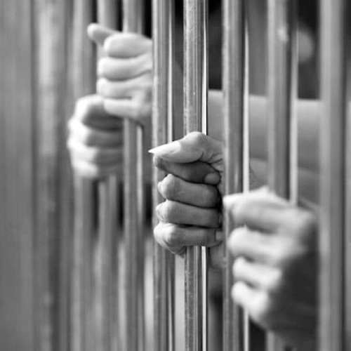 Trei proxeneti condamnati la inchisoare dupa sechestrarea a trei tinere in Deva