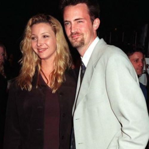 Lisa Kudrow vorbește despre un bilet de la Matthew Perry găsit într-un borcan de biscuiți