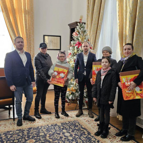 Trei copii din Botoșani, premiați în cadrul proiectului "Autobuzul lui Moș Crăciun"