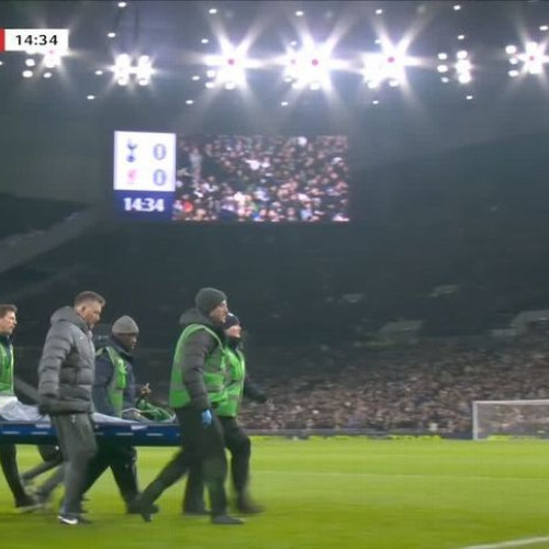 Rodrigo Bentancur, căzut pe teren în timpul meciului cu Liverpool