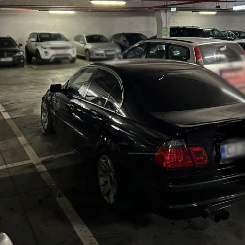 Sofer de BMW, criticat pentru parcare pe două locuri la Sala Polivalenta