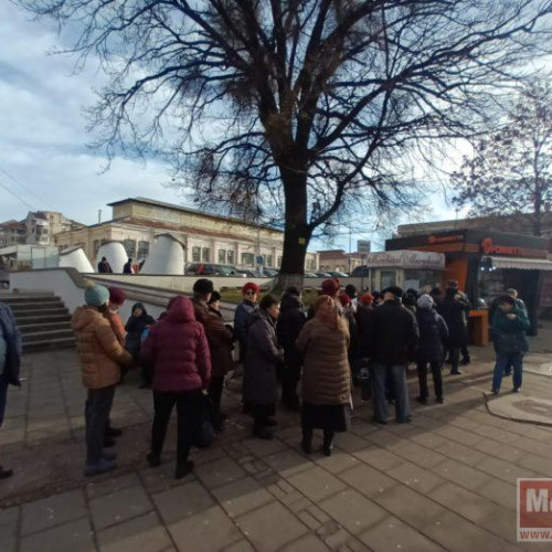 Sute de pensionari botoșăneni așteaptă la cozi pentru abonamente gratuite la maxi-taxi